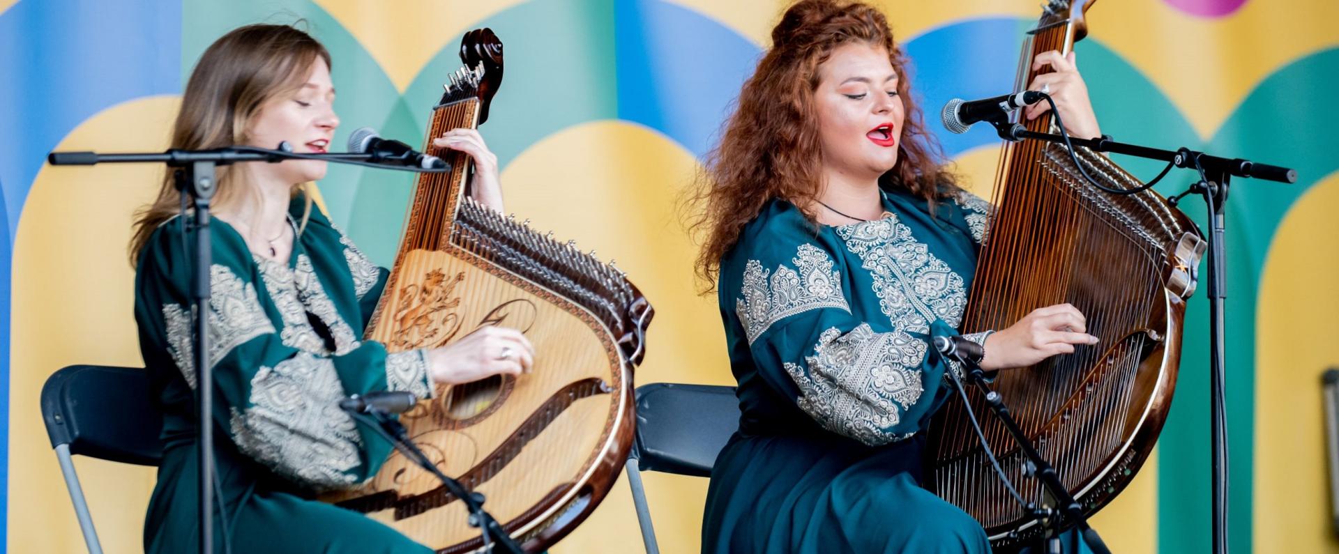 Dvi Doli on the main stage at the Yorkshire Integration Festival 2022